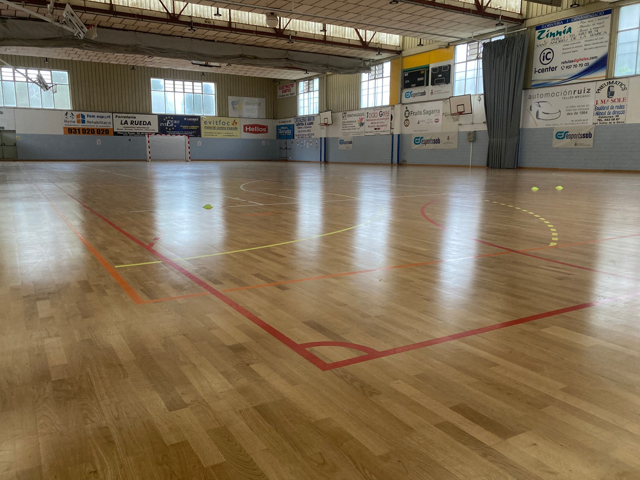 Es tanquen els accessos a la graderia i als vestidors del pavelló de L’11 com a mesura de seguretat